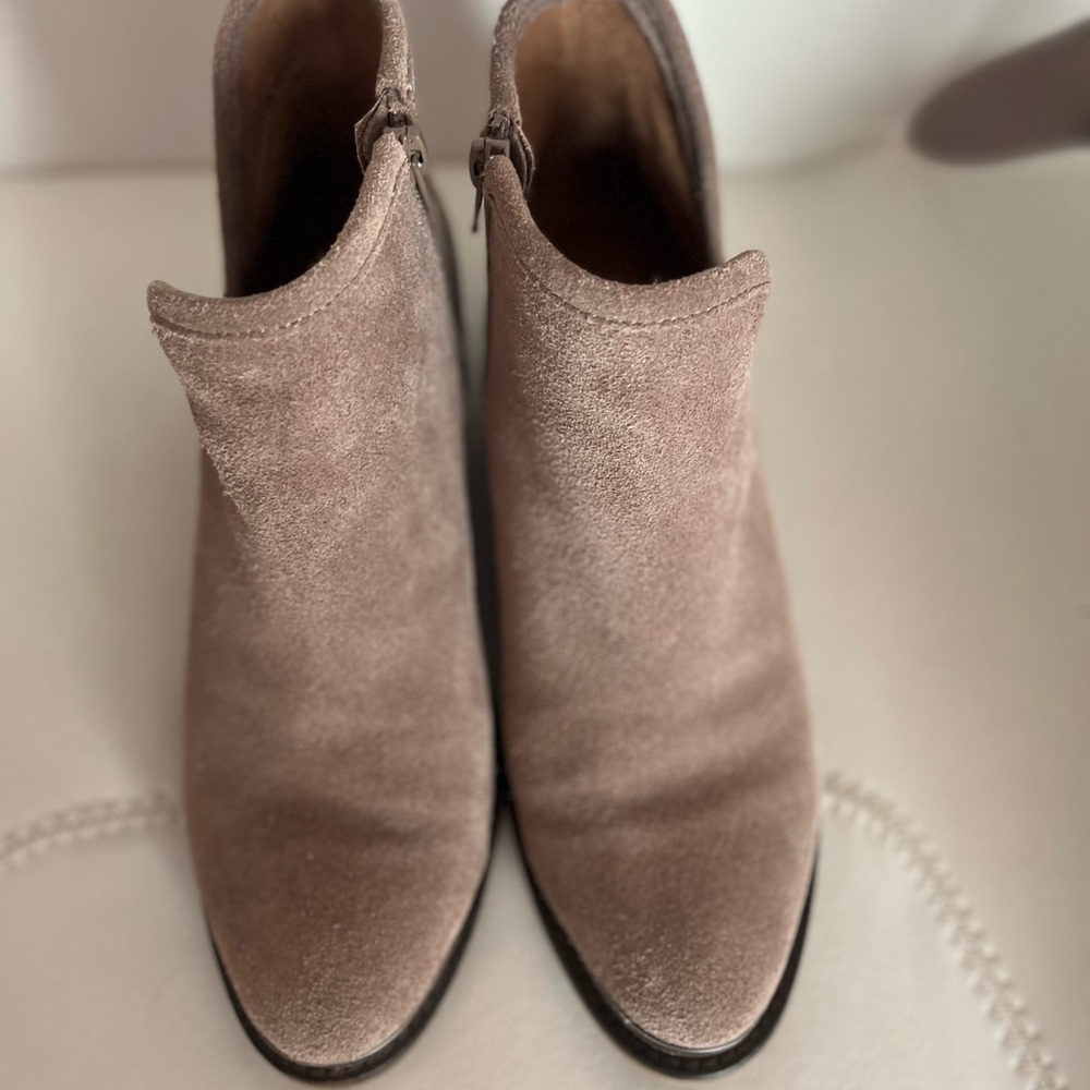 Lucky Brand Suede Tan Taupe Booties Boots Sz. 8 - Picture 6 of 7
